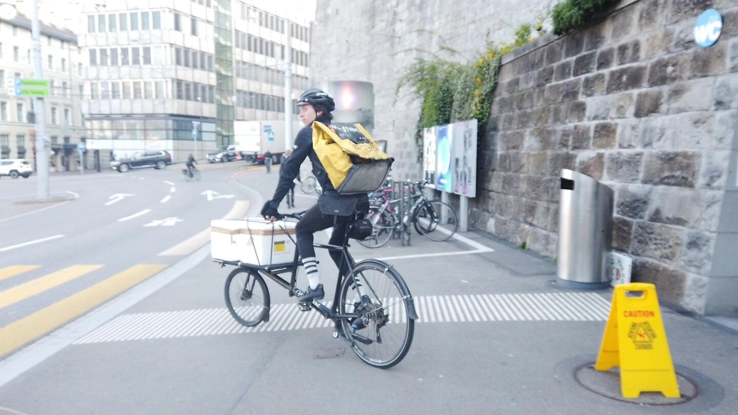 Die Blutproben werden vom Velokurier gleich abtransportiert.
#ciaocorona #corona #z&uuml;rich #schulen #virus #covid19 #testreihe #welle3 #antik&ouml;rper #antik&ouml;rpertest #velokurier
