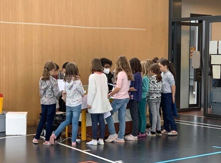 Sieht aus als w&uuml;rde es hier Geschenke geben &ndash; die Kids holen aber nur ihre Testnummern ab. Mehr Info via Bio-Link.
#ciaocorona #corona #z&uuml;rich #schulen #virus #covid19 #testreihe #antik&ouml;rper #antik&ouml;rpertest #machmit