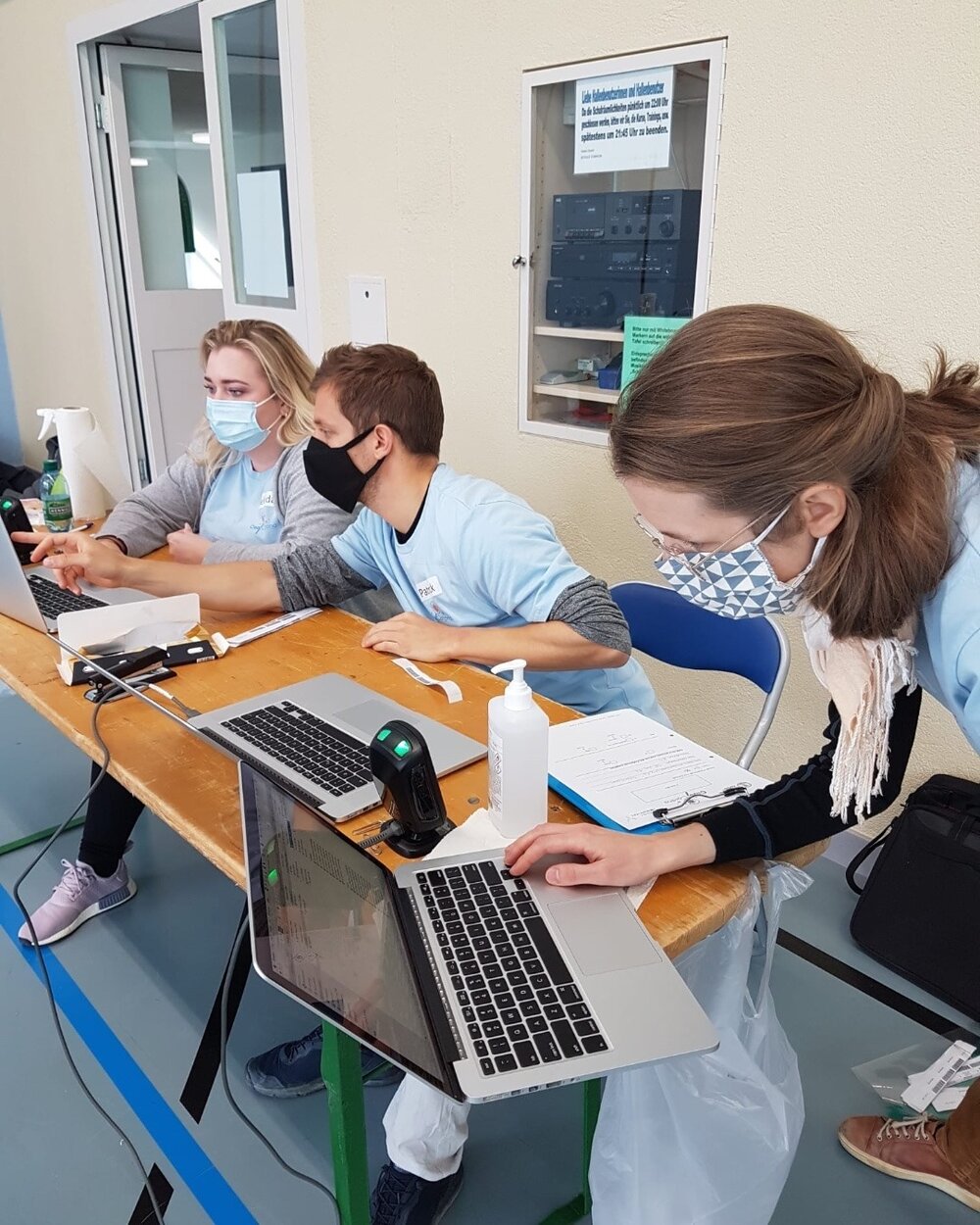 Blut nehmen ist die eine Herausforderung, die Verwaltung der Informationen die andere.
#ciaocorona #corona #z&uuml;rich #schulen #virus #covid19 #testreihe #antik&ouml;rper #antik&ouml;rpertest #machmit