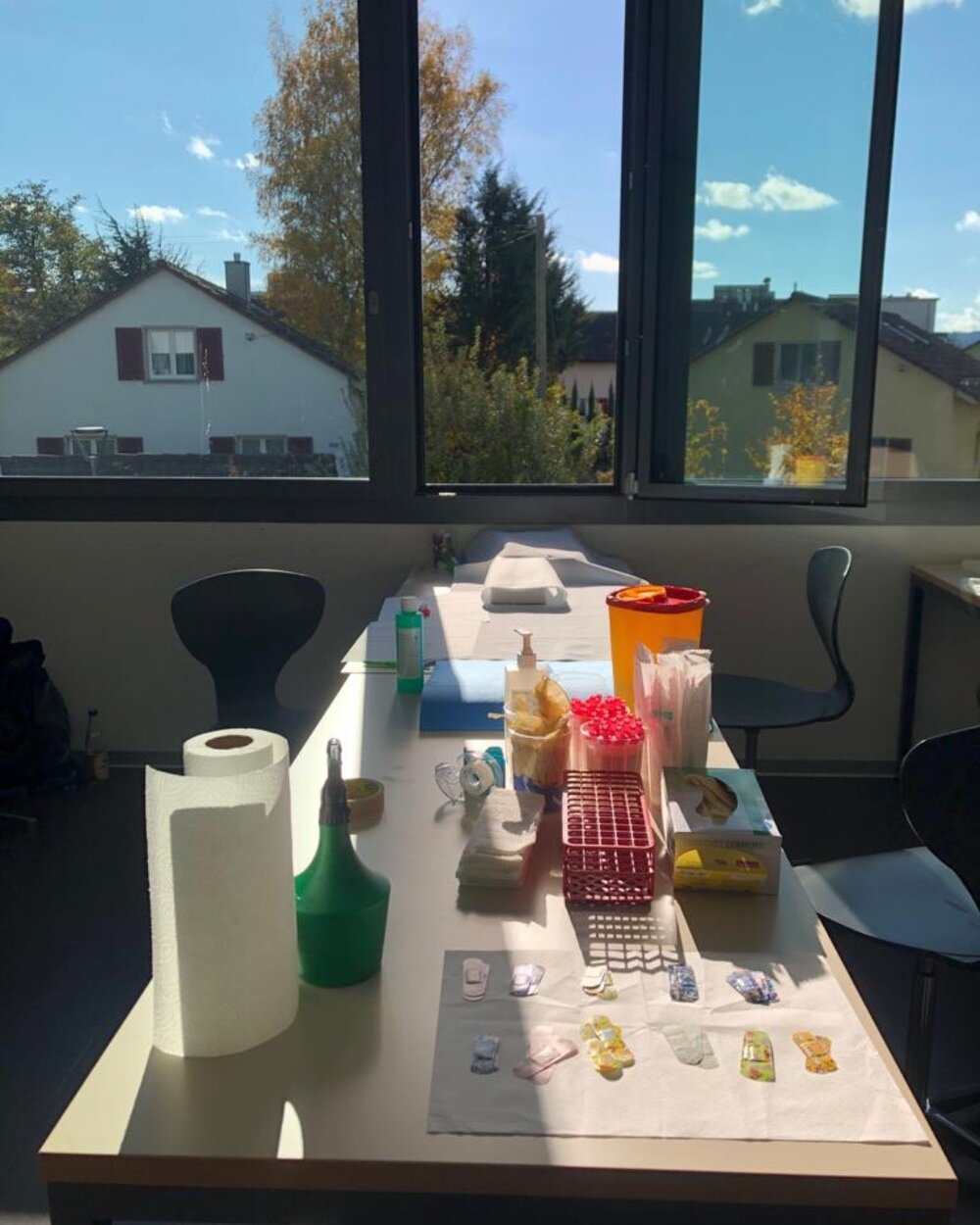 Ganz sch&ouml;n viel Material f&uuml;r eine einfache Blutentnahme. Wof&uuml;r das wohl alles gebraucht wird?
#ciaocorona #corona #z&uuml;rich #schulen #virus #covid19 #testreihe #antik&ouml;rper #antik&ouml;rpertest #machmit